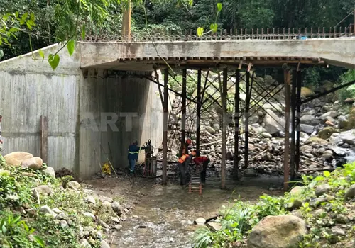 Abandonan obra de puente en zona media alta Abandonan obra de puente en zona media alta
