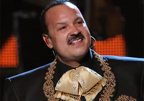 Pepe Aguilar prepara dos bioseries