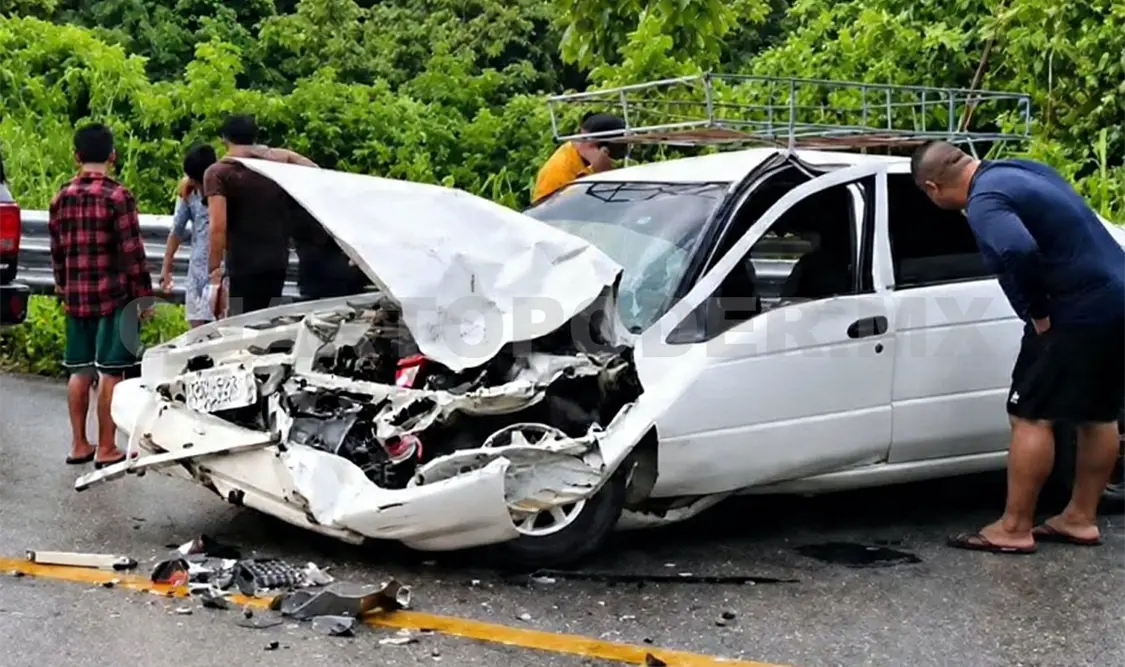 El automóvil particular se llevó la peor parte y acabó destrozado. Cortesía