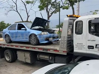 Carambola en libramiento; cuatro autos involucrados