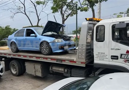 Carambola en libramiento; cuatro autos involucrados