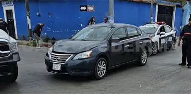 Se le atraviesa a Sentra y provoca un accidente