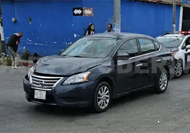 Se le atraviesa a Sentra y provoca un accidente