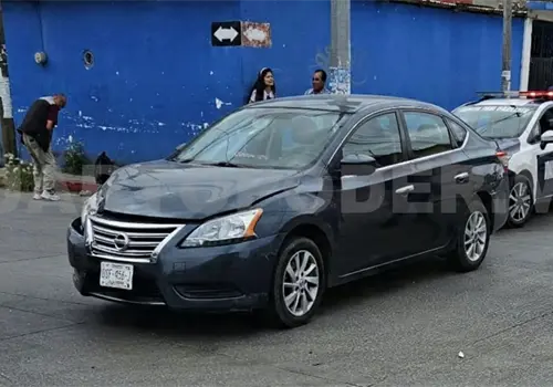 Se le atraviesa a Sentra y provoca un accidente