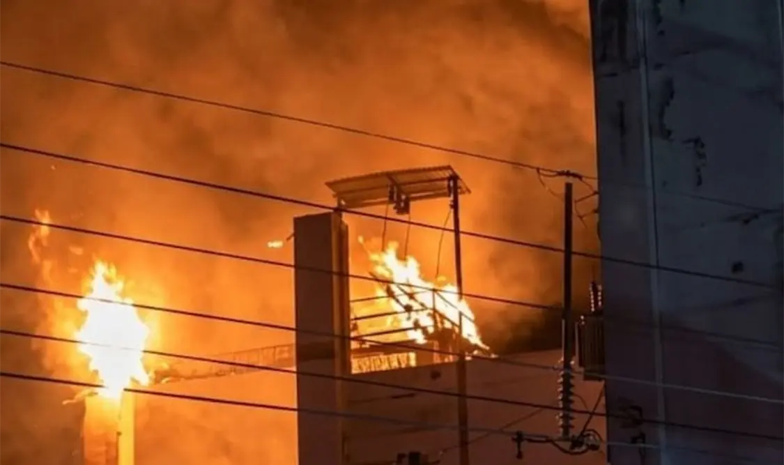 Estructuras quedaron envueltas en llamas. Cortesía