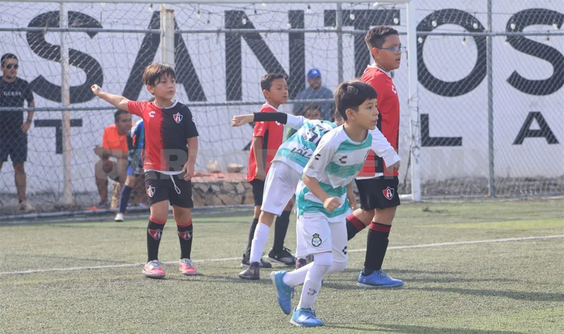 Los jugadores de ambas academias disputaron intensamente cada balón, en un partido que terminó con siete anotaciones. Alan Pola/CP