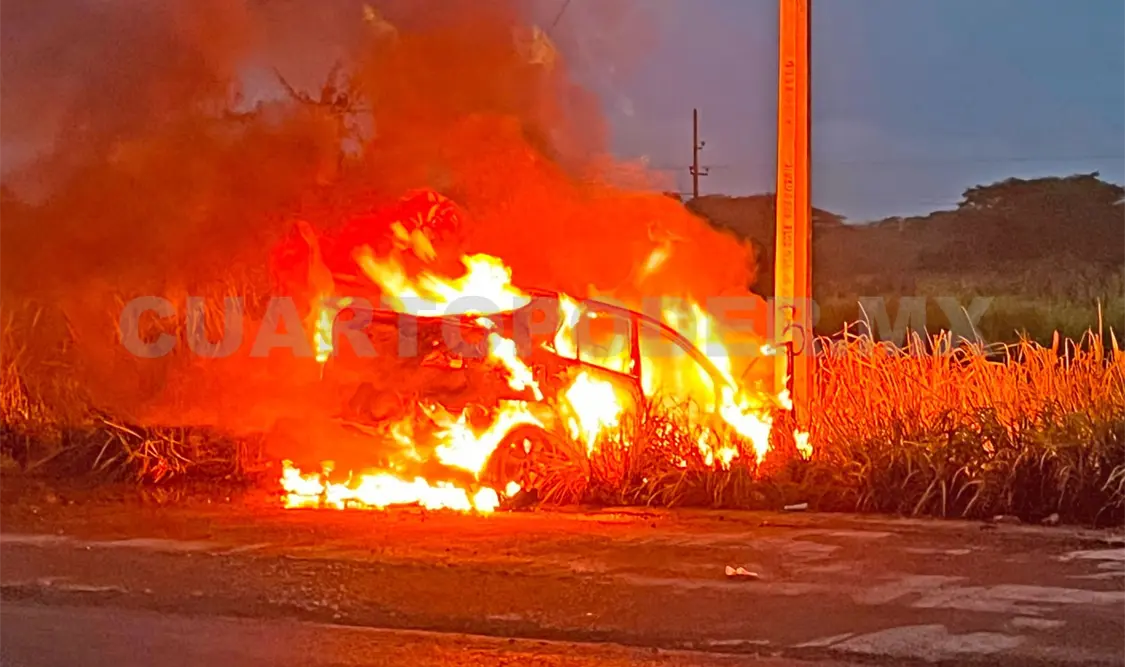 Socorristas combatieron el fuego para evitar que alcanzara la vegetación ubicada a un costado de la vía. Osman Toledo / CP