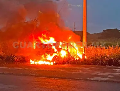 Se incendia auto al chocar y salir de v&iacute;a
