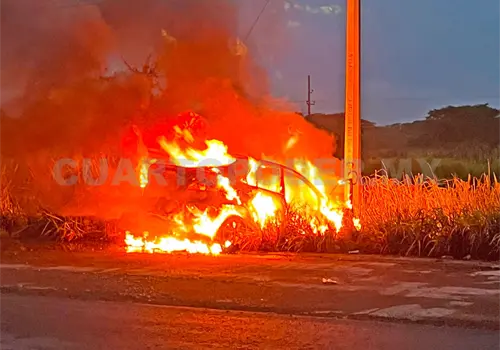 Se incendia auto al chocar y salir de vía Se incendia auto al chocar y salir de vía
