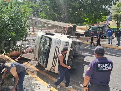 Vuelca chatarrero por ir a exceso de velocidad