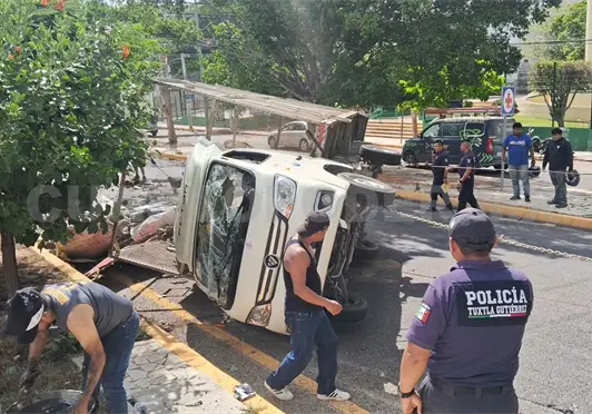 Vuelca chatarrero por ir a exceso de velocidad