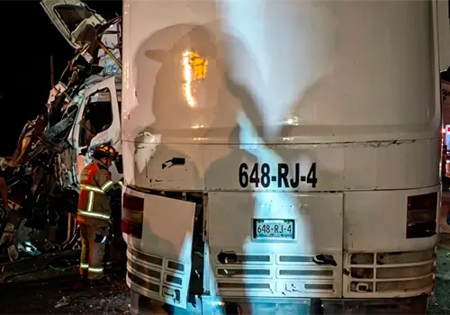 Mueren 4 personas tras choque de autob&uacute;s