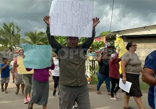 Afectados por mar de fondo piden ayuda