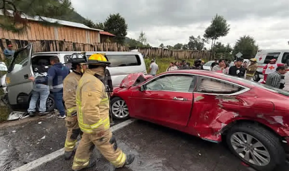 La carambola fue entre al menos cuatro vehículos, al parecer por la lluvia y el exceso de velocidad. Manuel Martínez / CP