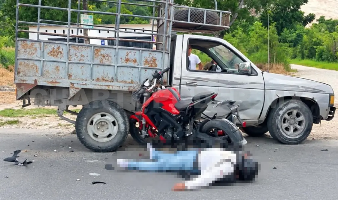 La motocicleta terminó debajo de la Nissan tras incrustarse de lado, esto sobre la vía Fronteriza del Sur. Genaro Sánchez / CP
