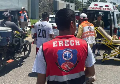Colisionan por alcance y resultan policontundidos