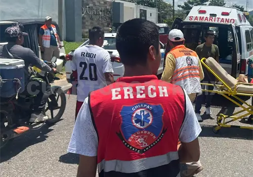 Colisionan por alcance y resultan policontundidos