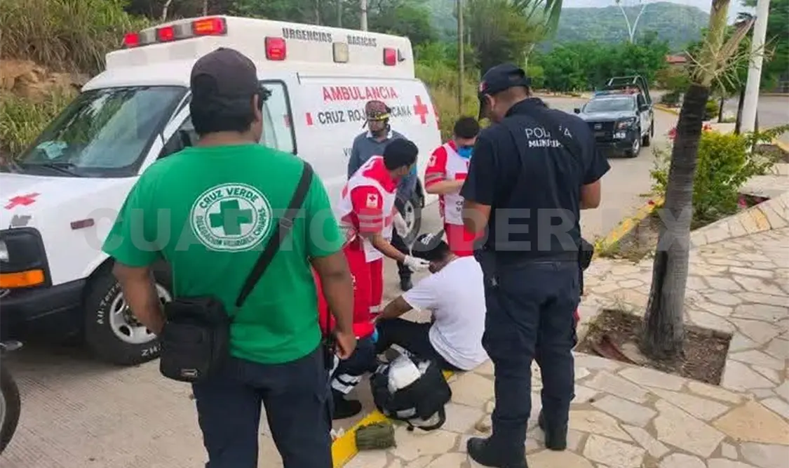 Paramédicos atendieron al motociclista que tenía excoriaciones en los brazos, un corte en una oreja y algunas contusiones. Cortesía