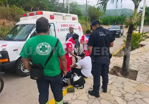 Motociclista derrapa al perder el control