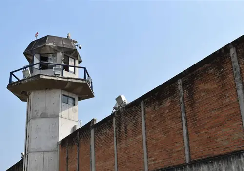 Disputa por control de c&aacute;rcel deja 14 heridos