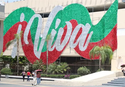 Tuxtla luce colores patrios