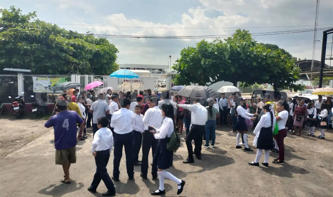 Padres de familia señalan que la planta está causando graves daños a la salud de niños y jóvenes que respiran los olores fétidos. Rafael Victorio / CP