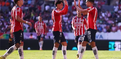 Chivas escala y Am&eacute;rica mantiene el liderato