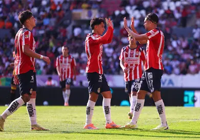Chivas escala y Am&eacute;rica mantiene el liderato