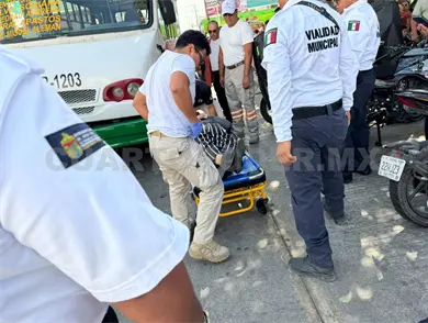 La atropellan y acaba debajo de un microbús La atropellan y acaba debajo de un microbús