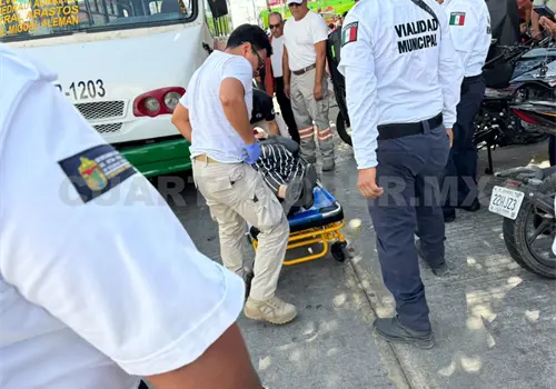 La atropellan y acaba debajo de un microb&uacute;s