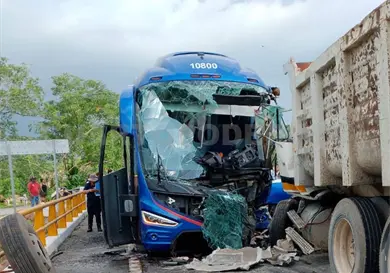 Invade el carril y choca de frente Invade el carril y choca de frente