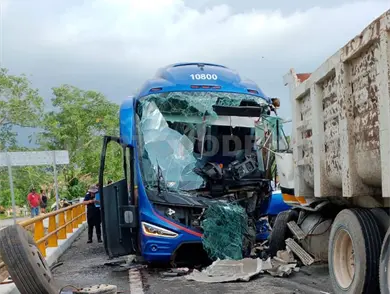 Invade el carril y choca de frente Invade el carril y choca de frente