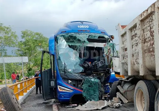 Invade el carril y choca de frente Invade el carril y choca de frente