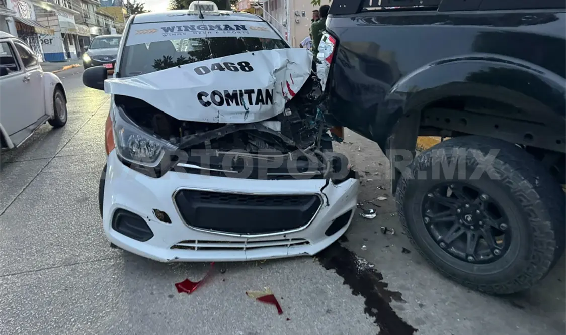 El taxista chocó por alcance en una Nissan Frontier que estaba aparcada. Juan Orel / CP