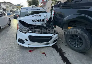Taxista se estrella contra camioneta estacionada Taxista se estrella contra camioneta estacionada