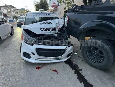 Taxista se estrella contra camioneta estacionada Taxista se estrella contra camioneta estacionada
