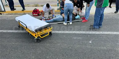 Choca por alcance a auto y resulta con posible fractura