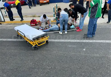 Choca por alcance a auto y resulta con posible fractura Choca por alcance a auto y resulta con posible fractura