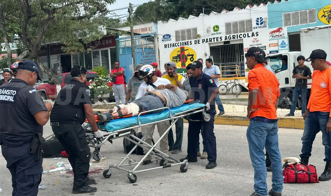 El motociclista presentaba probables fracturas y sangrado profuso, por lo cual fue necesario internarlo en un hospital. Osman Toledo / CP