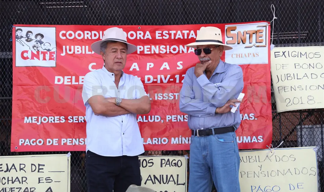 Los docentes se instalaron frente a la sede de Gobierno de Chiapas. Carlos López / CP