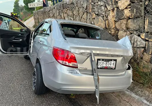 Queda lesionada al estrellarse en muro Queda lesionada al estrellarse en muro