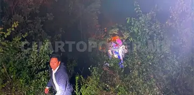 Urvan con turistas cae a un barranco