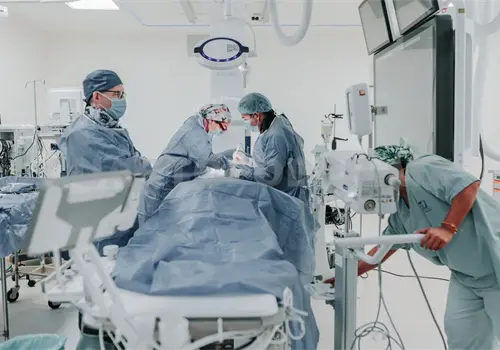 Realiza cirug&iacute;a endovascular de alta complejidad