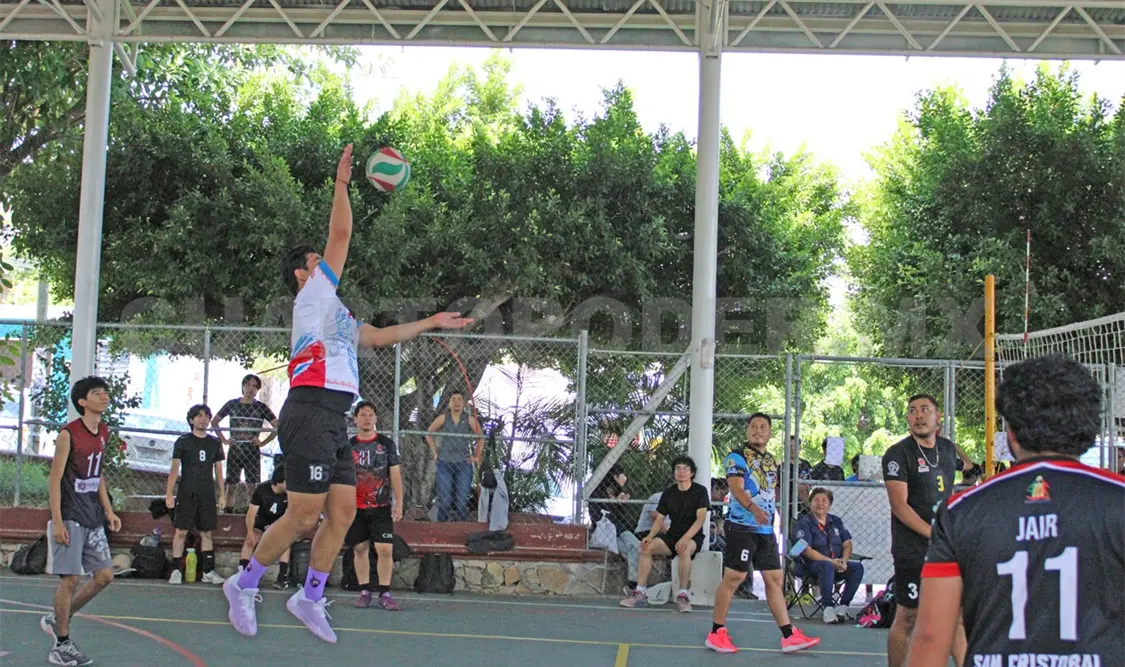 Zenit Kazán encabeza la clasificación de la Liga Oficial Municipal de Voleibol con 22 puntos. Daniel Oropeza/CP