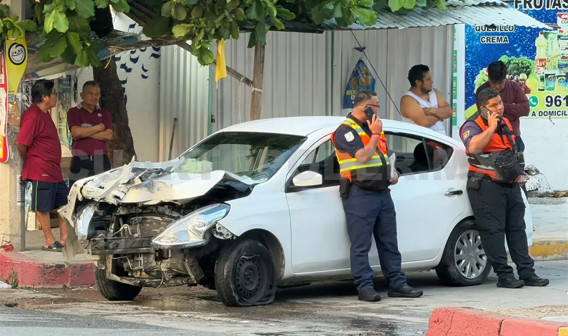 El automóvil se encontraba severamente dañado después de estrellarse violentamente. Ulises Villalobos / CP