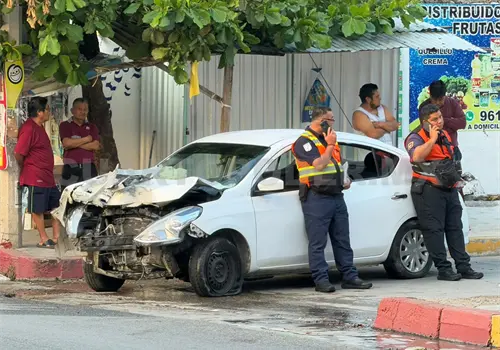 Automovilista se estrella en contra de un bolardo
