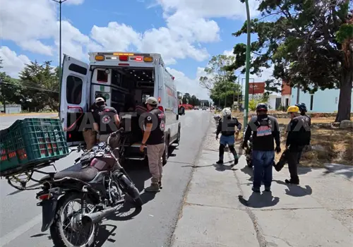 Atropellan a un motociclista y el responsable huye