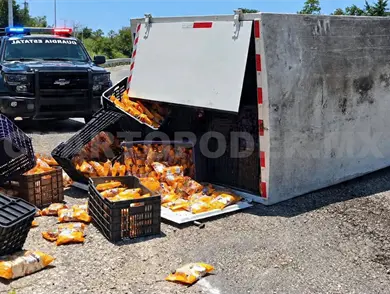 Camión de tostadas vuelca en la carretera Camión de tostadas vuelca en la carretera