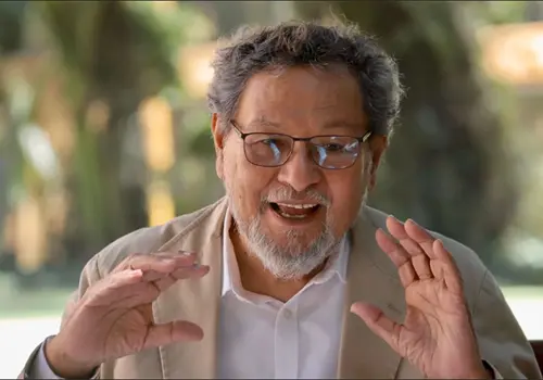 &Eacute;lmer Mendoza gana el Premio Excelencia
