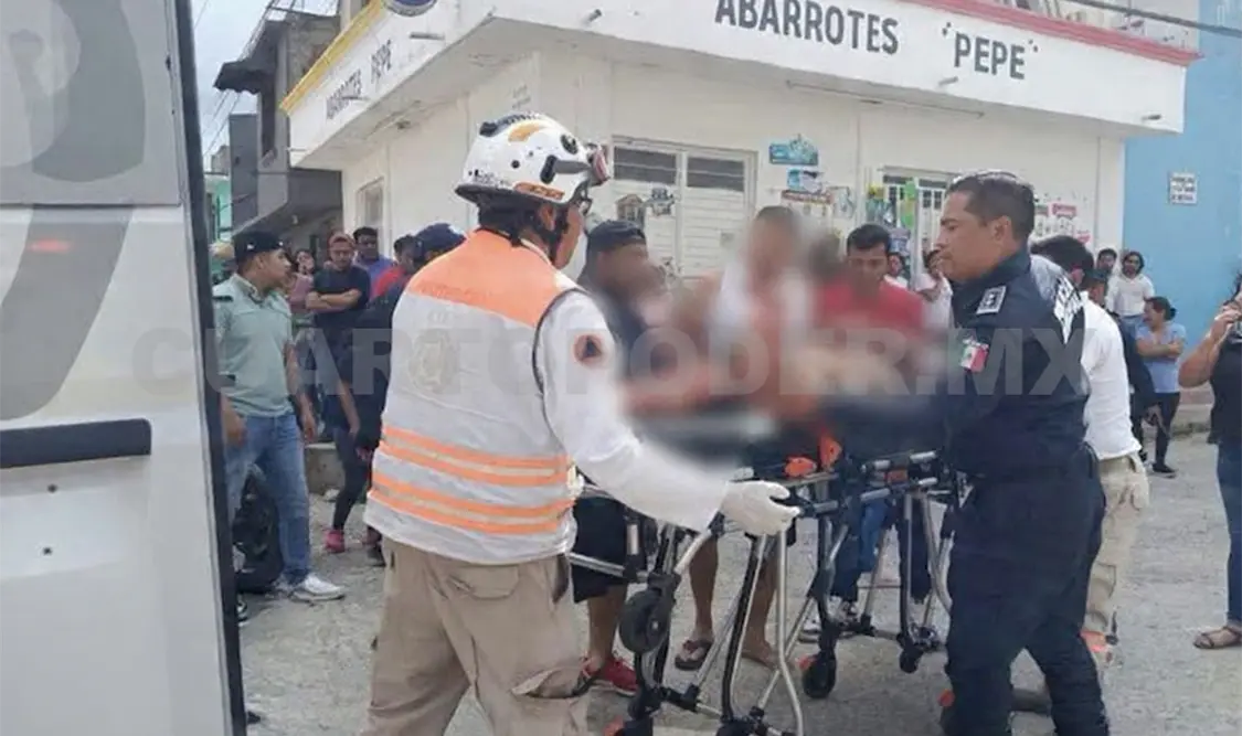 Paramédicos atendieron al hombre que fue localizado herido tras el ataque armado. Cortesía